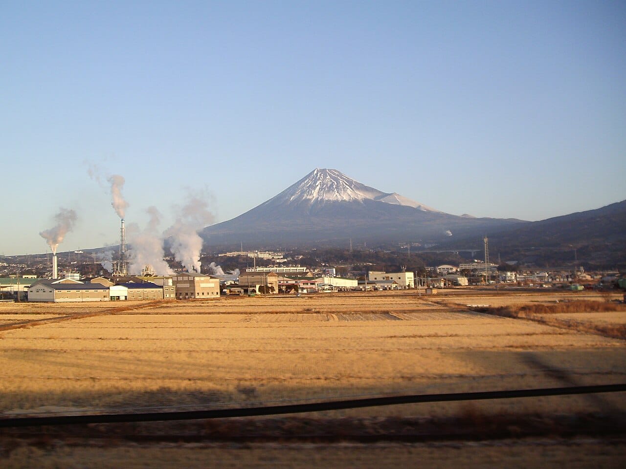 從東海道新幹線車窗看出去的富士山：搭新幹線才有的沿途風景優勢