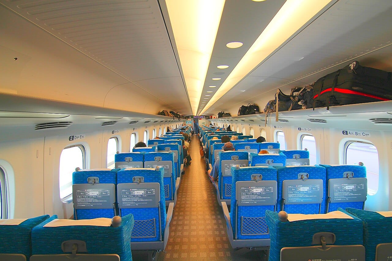 新幹線車廂內部，寬敞座椅與大窗：搭火車的舒適度與行李自由是飛機難比的