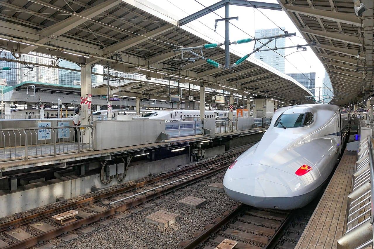 東京站新幹線月台，N700 系列車停靠：新幹線車站位於市中心、無需安檢報到