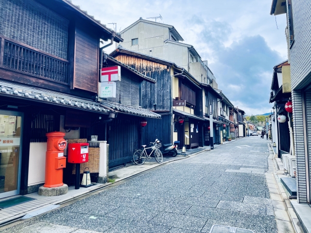 宇治車站到平等院之間的茶屋街，兩側暖簾並排