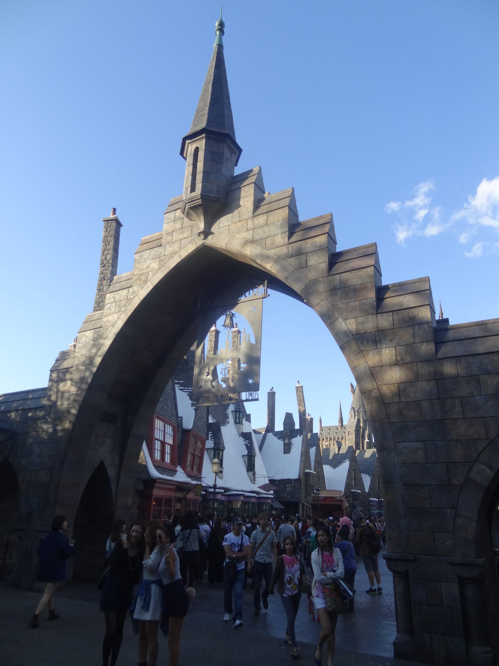 USJ 哈利波特魔法世界活米村入口拱門，遠方為霍格華茲城堡