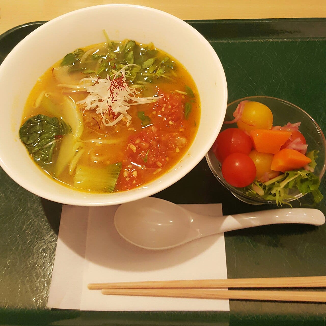 東京車站 T's Tantan 的純素擔擔麵，胡麻湯頭佐蔬菜配料