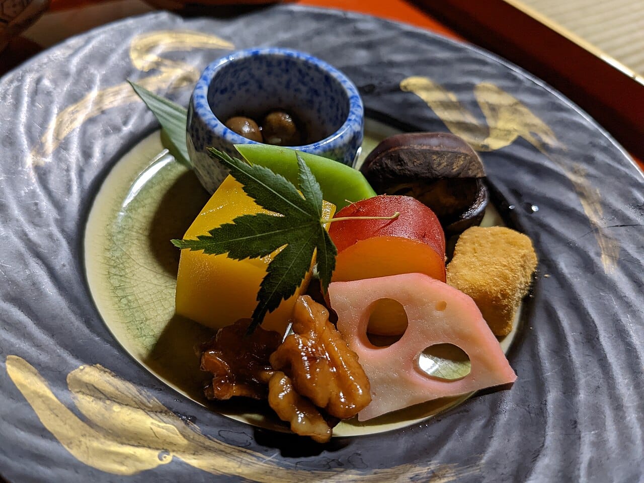高野山宿坊提供的精進料理前菜：豆腐、山菜與漬物的多碟擺盤