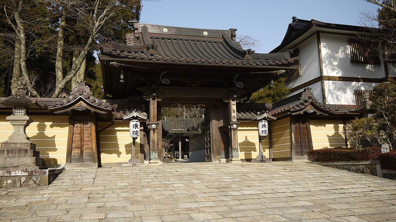 高野山一乘院寺院庭園與木造建築，提供宿坊住宿與精進料理