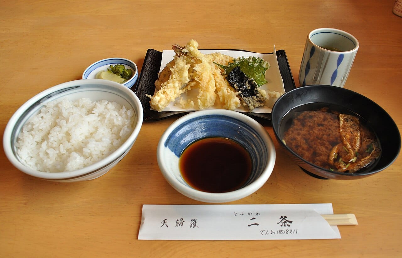 日式蔬菜天婦羅拼盤，南瓜、茄子、青椒等炸物