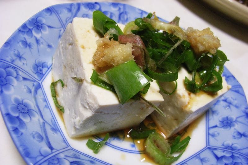 冷豆腐（冷奴）淋上柴魚片與蔥花，柴魚需請店家省略