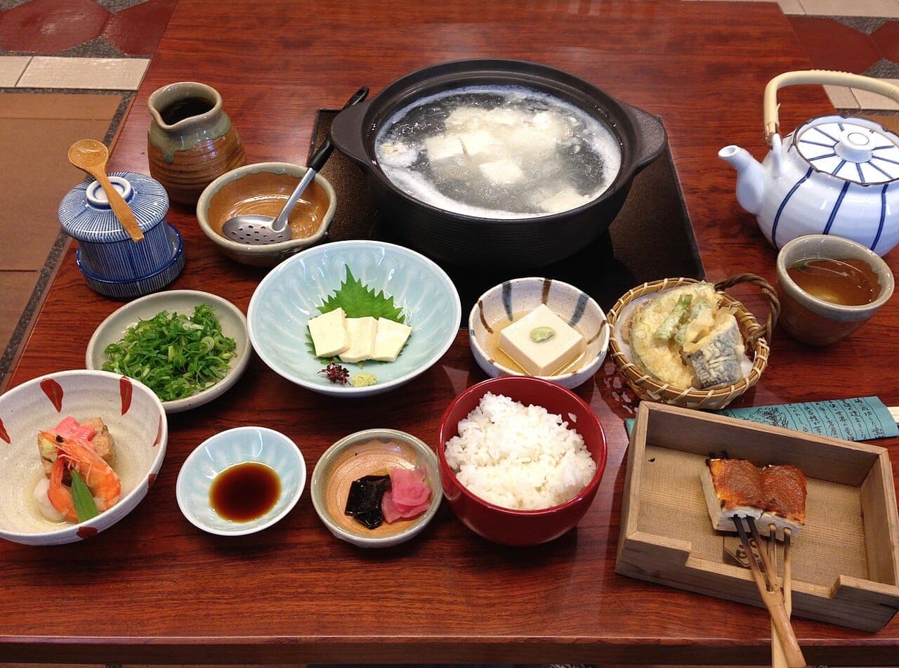 京都湯豆腐套餐，附沾醬與配菜，需確認沾醬高湯是否含柴魚