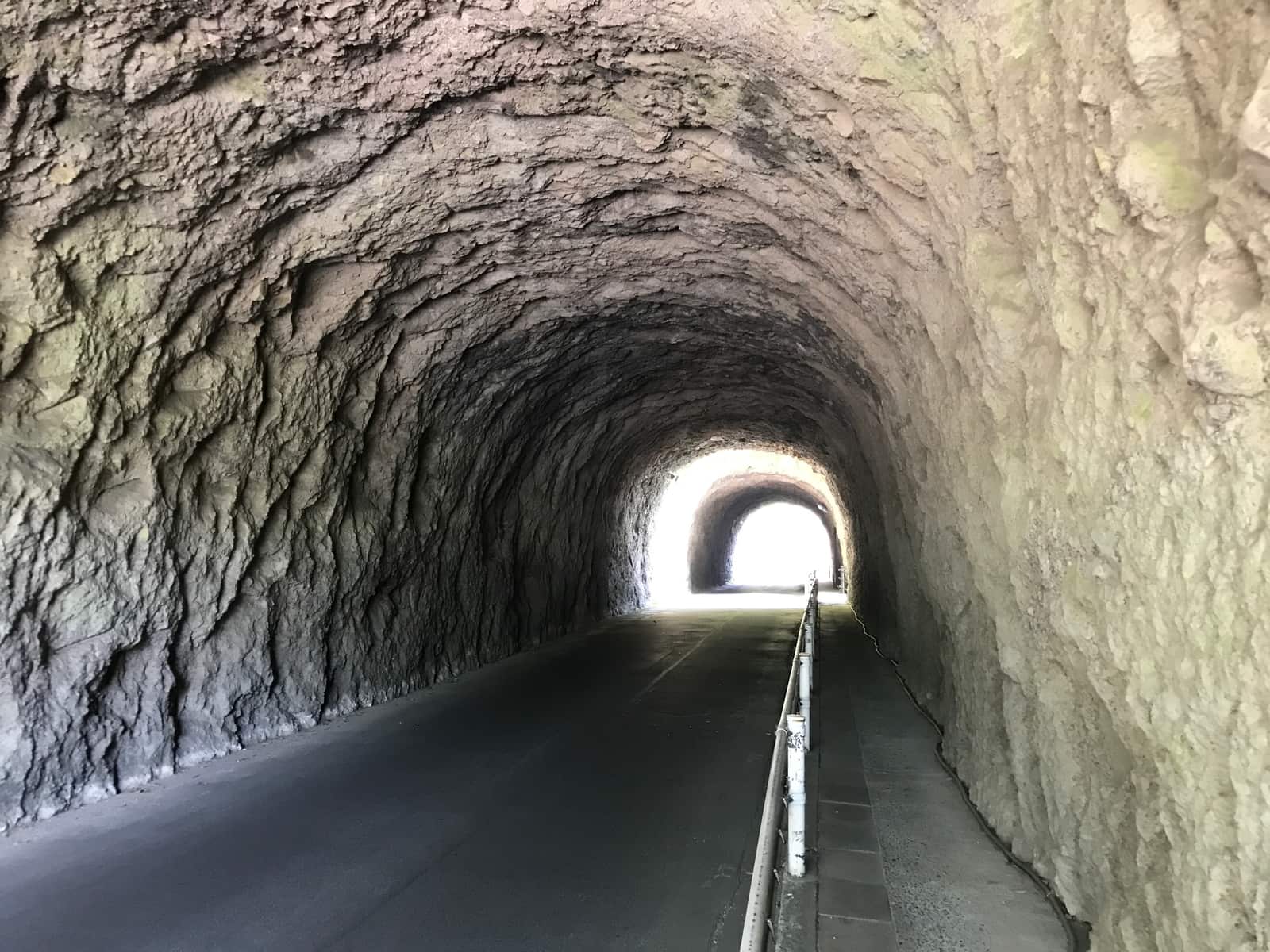 青の洞門手掘隧道內部道路,岩壁環繞的通行空間