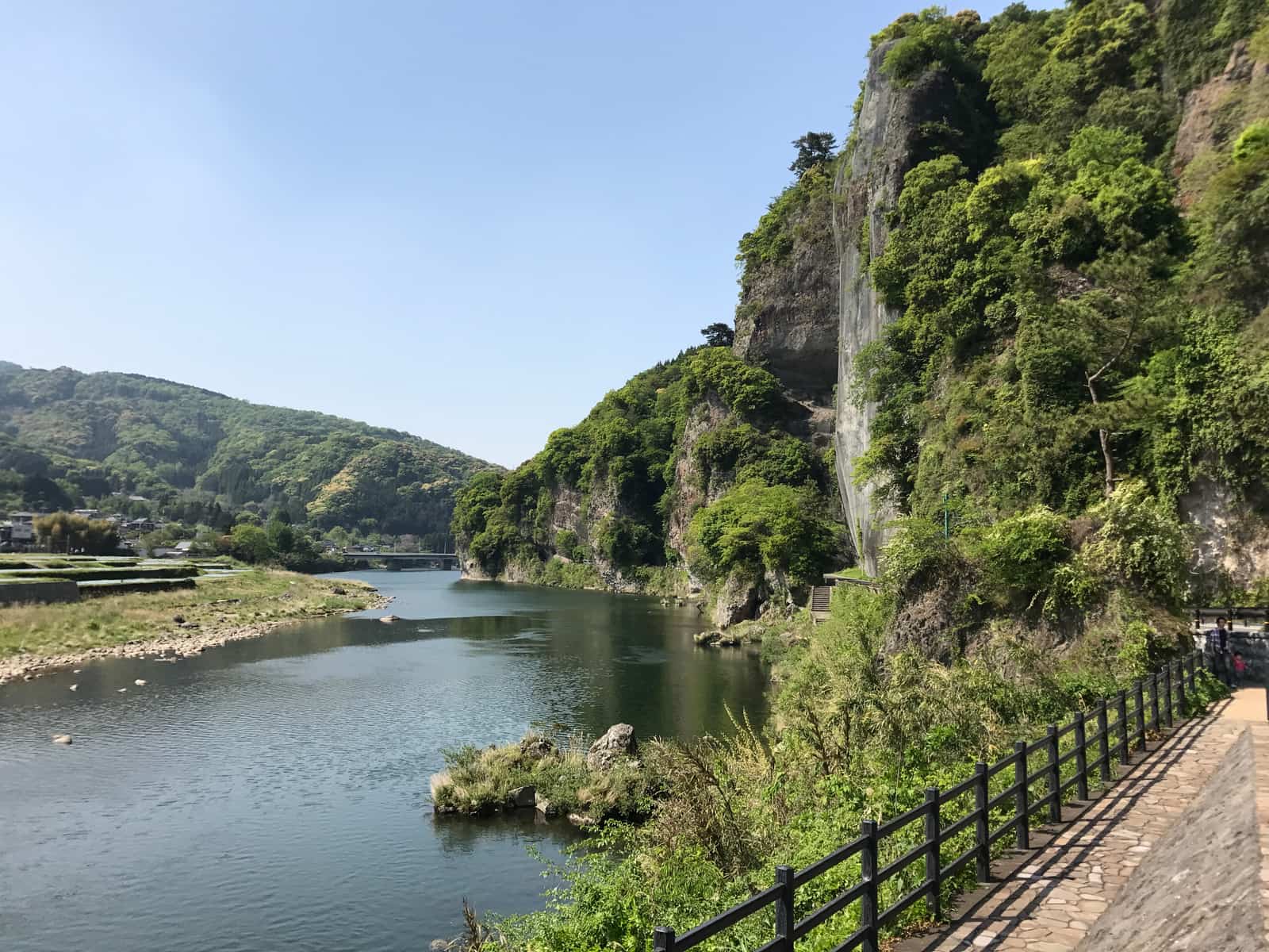 競秀峰的岩壁與山國川,青の洞門周邊的代表性斷崖景觀