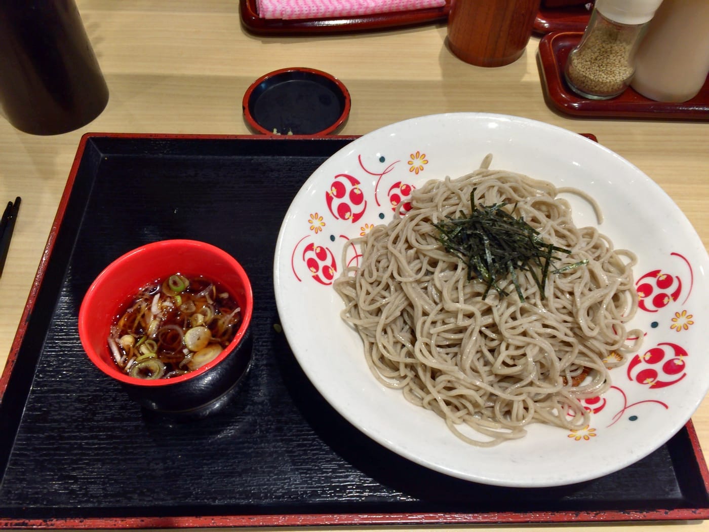 ざるそば蕎麥麵與沾醬,深耶馬溪一目八景兩家食堂的招牌品項示意