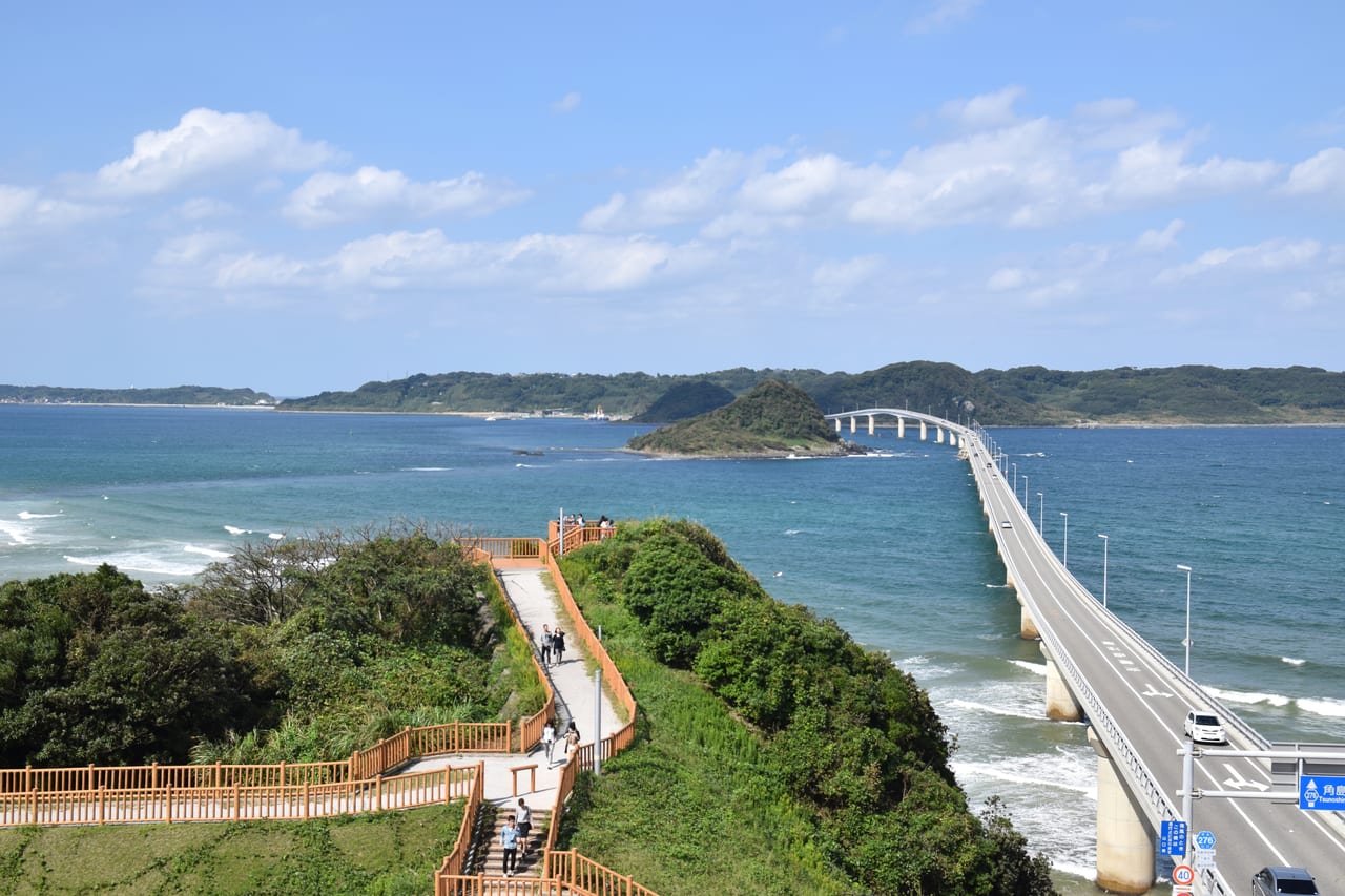 角島大橋跨過鈷藍色海面、通往角島的空拍景觀
