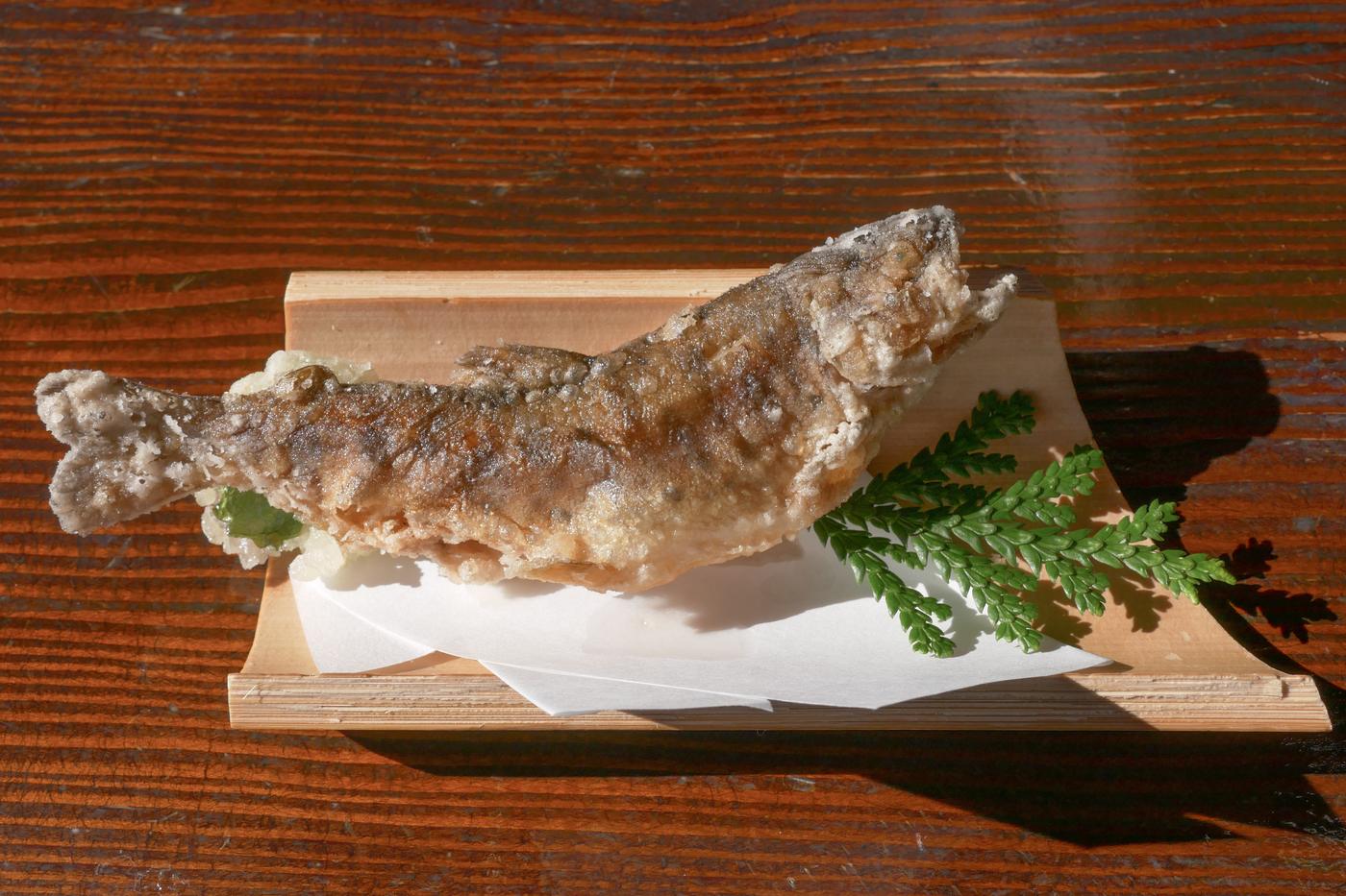 盛在杉木容器裡的ヤマメ塩焼き，鹽烤山女魚串（示意圖）