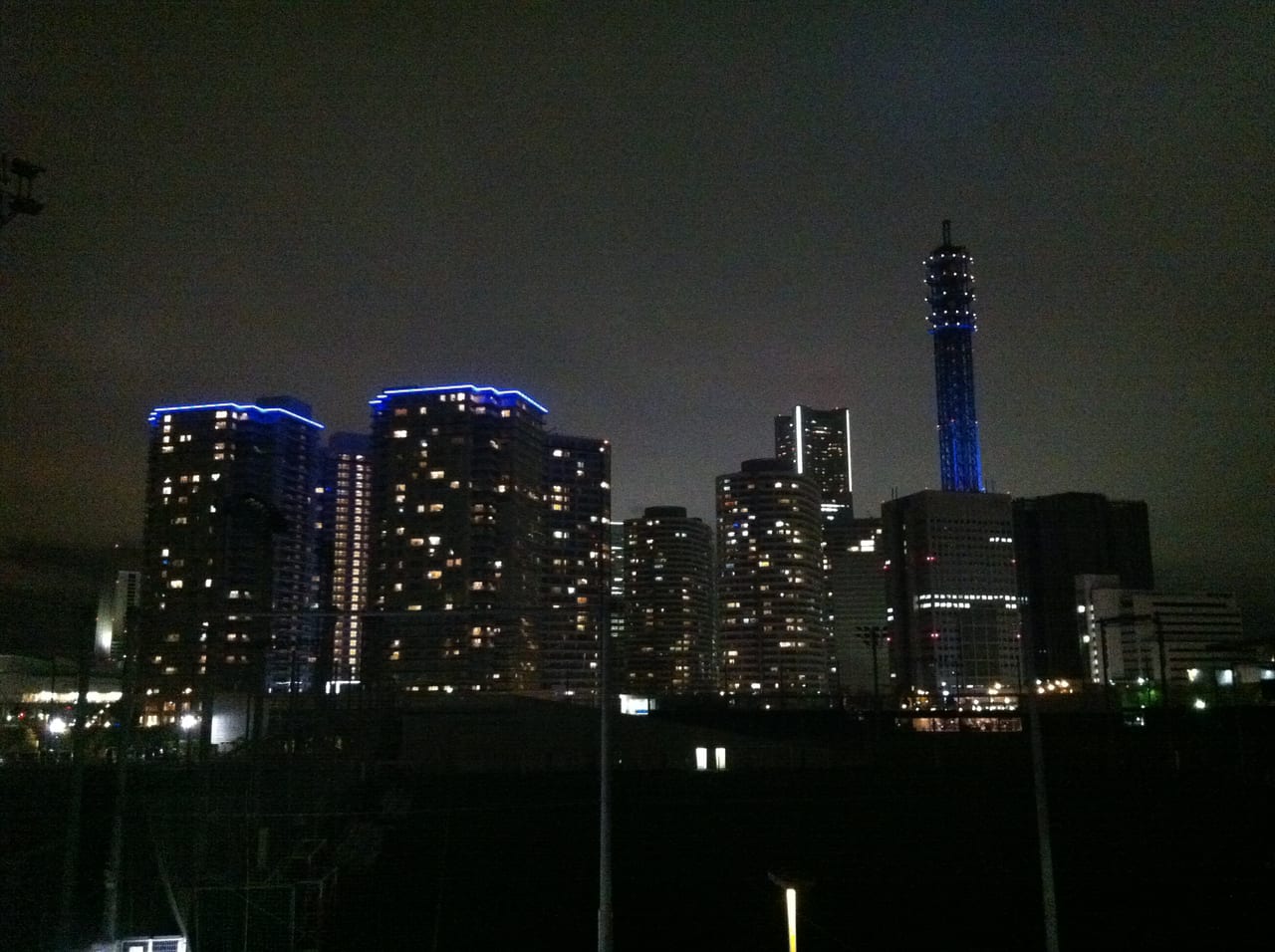 橫濱港未來21夜景，地標塔與摩天輪 Cosmo Clock 21 的港灣燈火