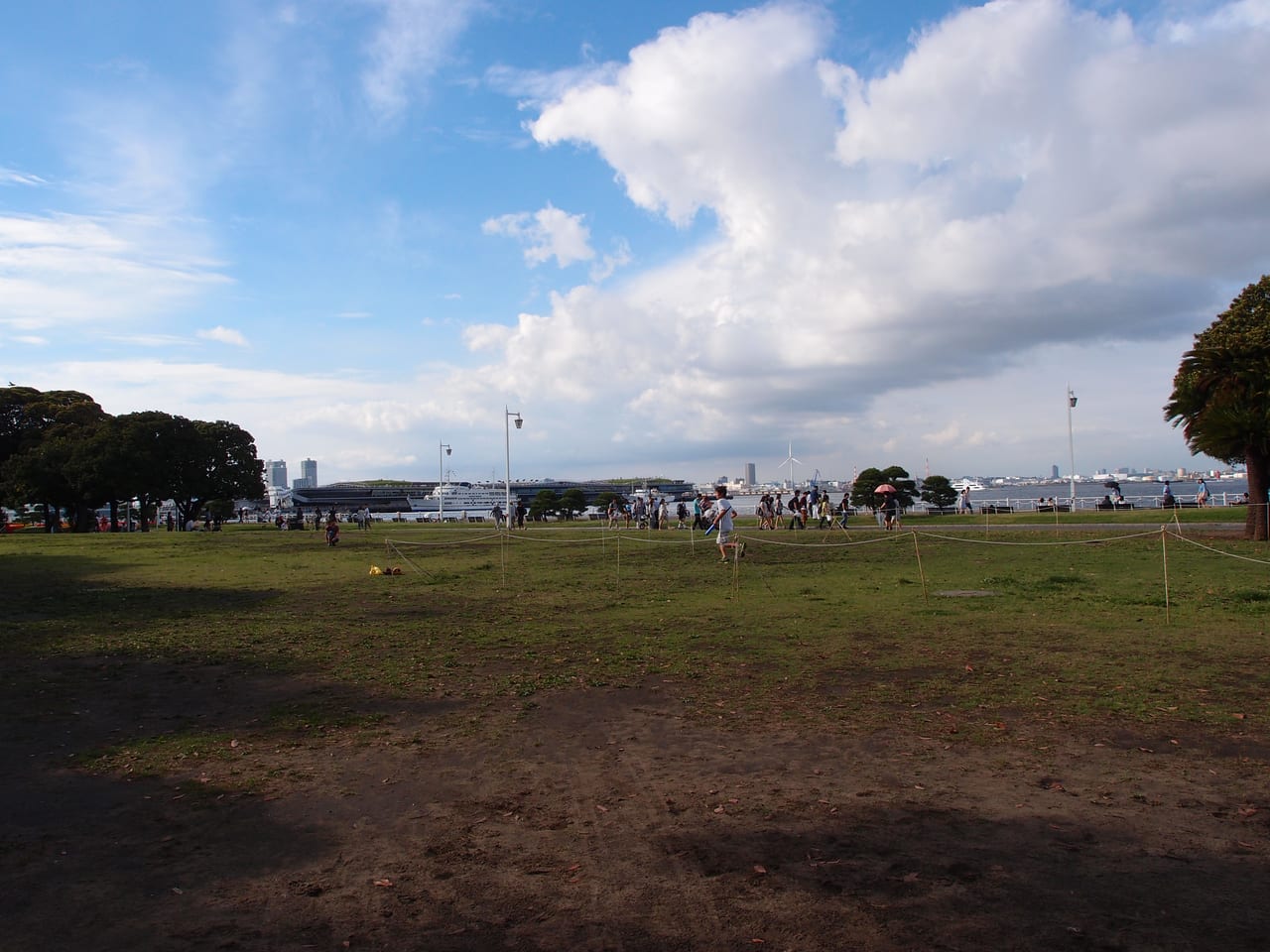 橫濱山下公園的臨海散步道與港灣
