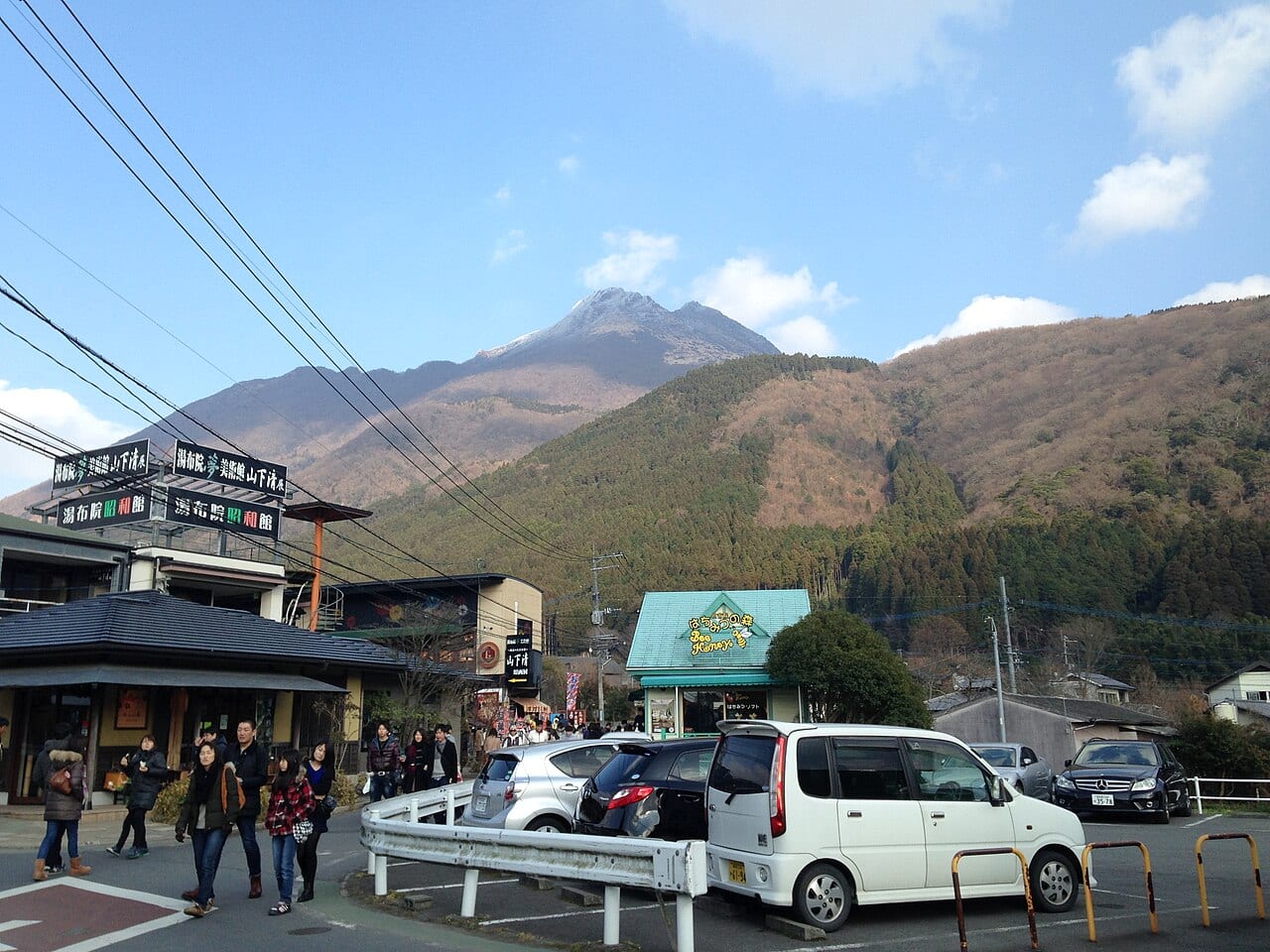 由布院湯之坪街道與遠方的由布岳